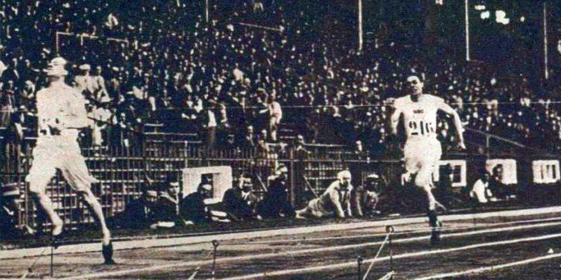 Black and White photo of Eric Liddell running in a race
