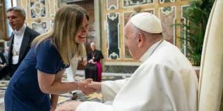 Colour photo of Dr Linden Bicket shaking hands with Pope Francis