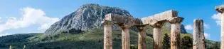 Colour photo of stone pillars in front of a hill landscape. ©Davide Mauro, Pixabay, https://commons.wikimedia.org/wiki/File:Tempio_di_Apollo_e_Acrocorinto.jpg 