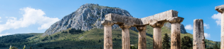 Colour photo of stone pillars in front of a hill landscape. ©Davide Mauro, Pixabay, https://commons.wikimedia.org/wiki/File:Tempio_di_Apollo_e_Acrocorinto.jpg 