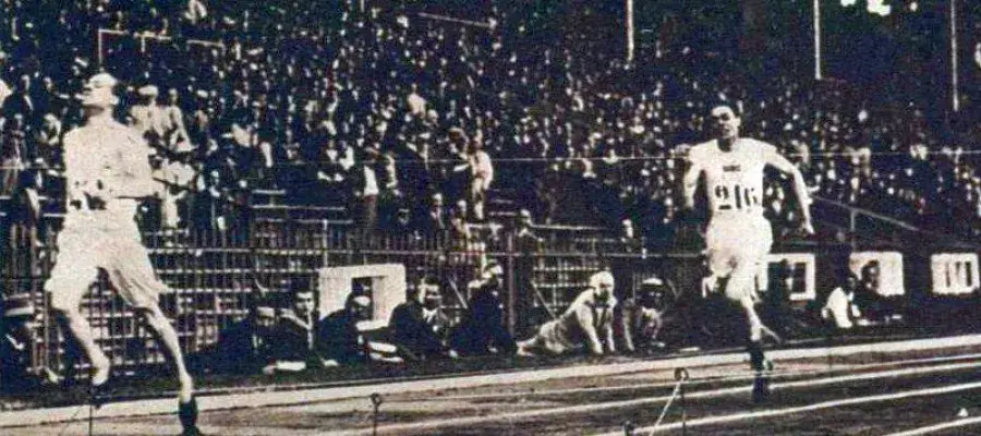 Black and White photo of Eric Liddell running in a race