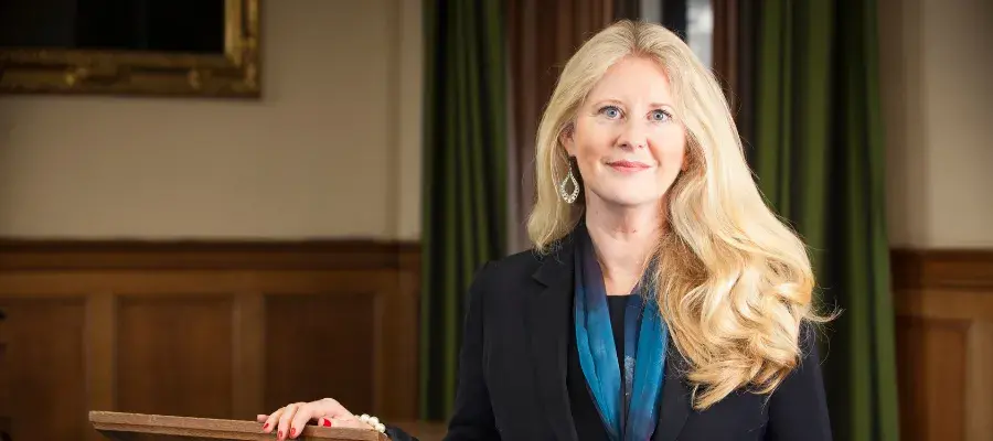 Colour head and shoulders photo of Professor Helen Bond