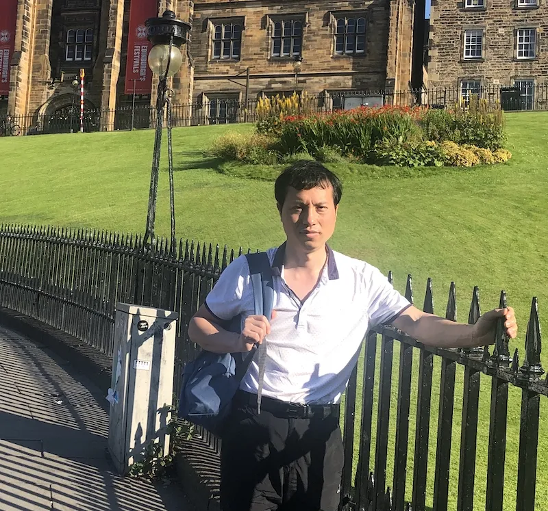 Colour head and shoulders photo of Ou Guang-an 