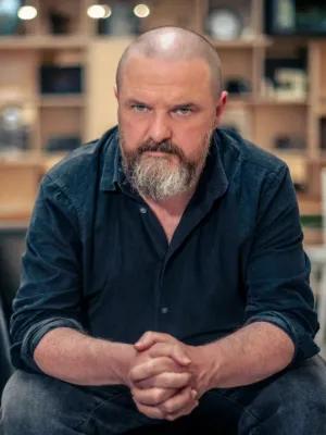 Colour head and shoulders photo of David Ireland looking at the camera