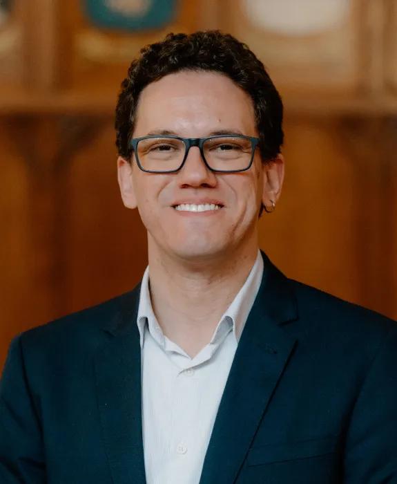 Colour head and shoulders photo of Dr Pedro Feitoza